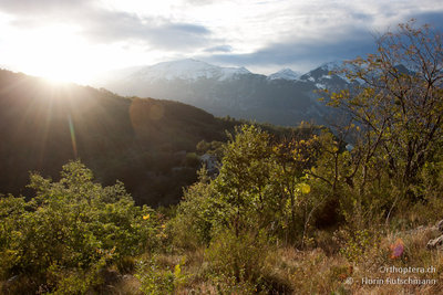 10.10.2011 - Italien, Abruzzen, Gessopalena<br />Unsere Unterkunft (Bildmitte) mit Blick auf den Majella-Nationalpark im Hintergrund