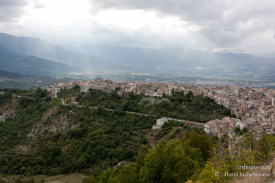 07.10.2011 - Italien, Abruzzen, Pacentro<br />Neben der schönen Gebirgslandschaft sind die dicht gebauten Siedlungen passend in die Landschaft integriert