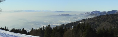 Blick auf Linthebene und Obersee von Wielesch über Rieden (1170 müM) aus, schön sieht man, wie Dunst die Niederung kühlend einhüllt, selber sitzt man im Pullover an der Sonne und sieht weit über Gösgen hinaus den Jura